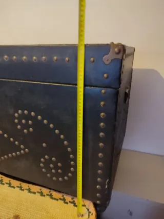 Arca Vintage Preta com Detalhes Metálicos