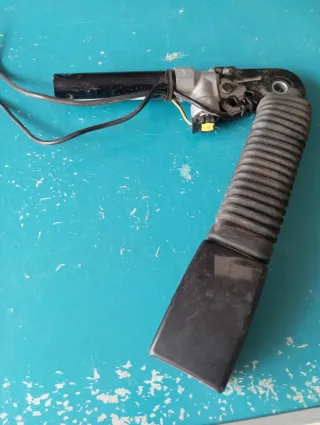 Pretensor de cinturón con cable