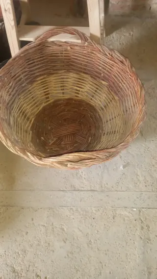 Cesta antigua de mimbre grande