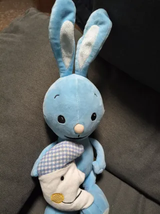 Conejo de peluche con canción de cuna
