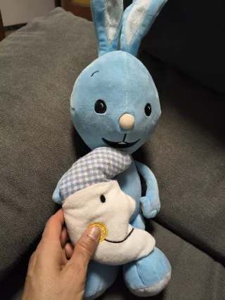 Conejo de peluche con canción de cuna