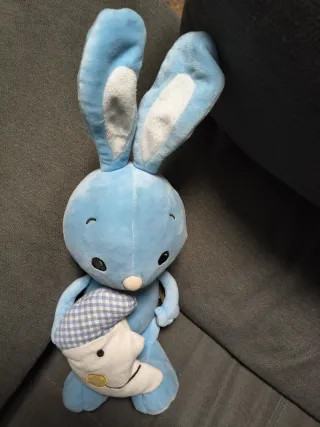 Conejo de peluche con canción de cuna