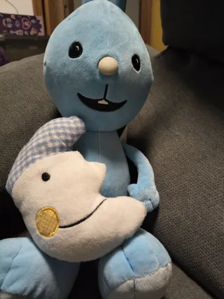 Conejo de peluche con canción de cuna