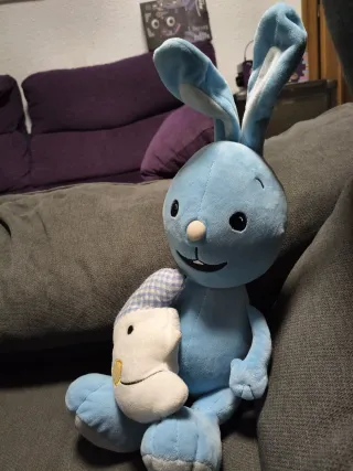 Conejo de peluche con canción de cuna