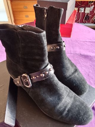Botines negros ante con hebilla