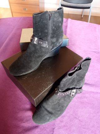 Botines negros ante con hebilla