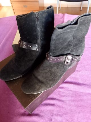 Botines negros ante con hebilla