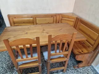 Mesa y banco rinconero de madera