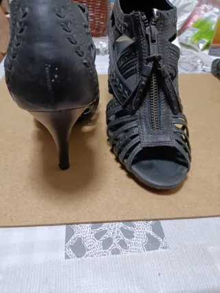 Zapatos de tacón negros 38, los otros 2 de regalo