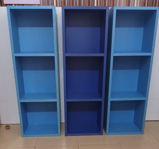 Escritorio infantil azul con cajones y estanterias