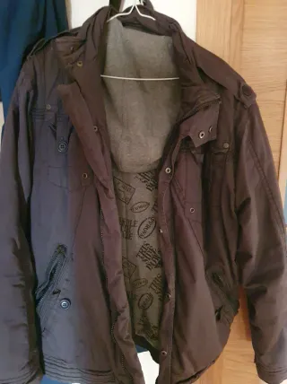 Cazadora gris oscuro con capa interior y capucha