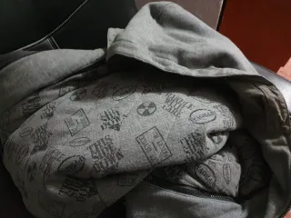 Cazadora gris oscuro con capa interior y capucha