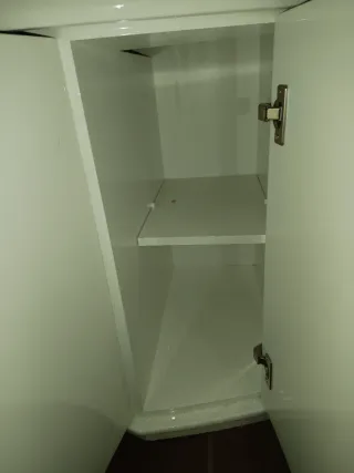 Mueble de baño con encimera de mármol.