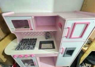 Cocinita de juguete rosa