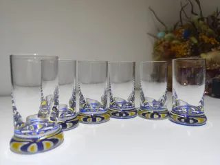 6 Vasos de chupito decorados en azul y amarillo.