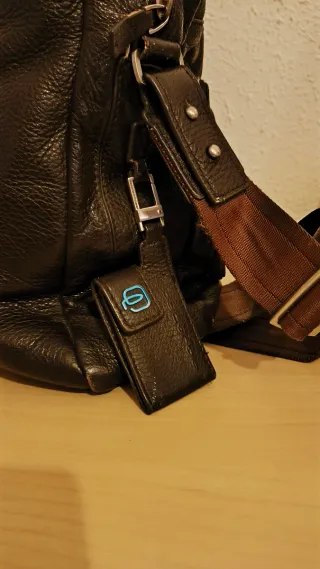 PIQUADRO Maletín 15″ cuero de vaca graneado moreno