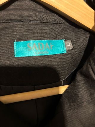 Chaqueta militar negra con detalles dorados