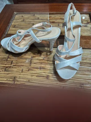 Sandalias plateadas tacón
