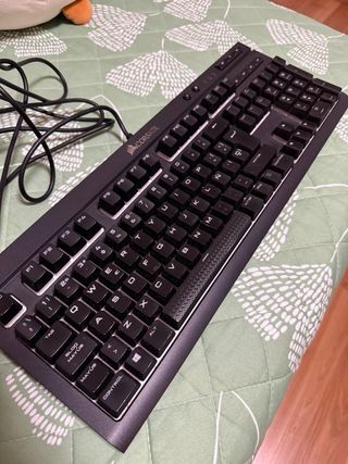 Teclado Gaming Corsair K68 RGB Mecánico Cherry Red