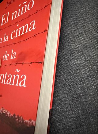 El niño en la cima de la montaña