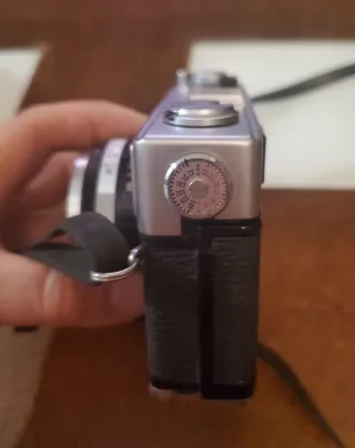 Cámara Olympus 35 SP con funda