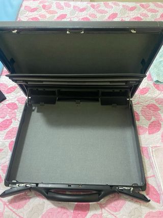 Maletín de trabajo Soredo negro y dorado