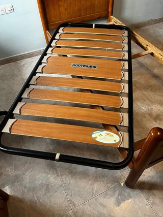 Cama individual con mesita de noche