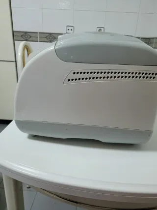 Panificadora blanca y gris