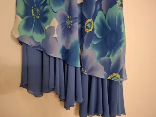 Vestido fiesta floral volante desigual