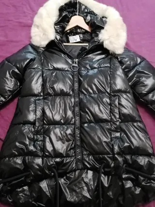 Abrigo negro acolchado con capucha