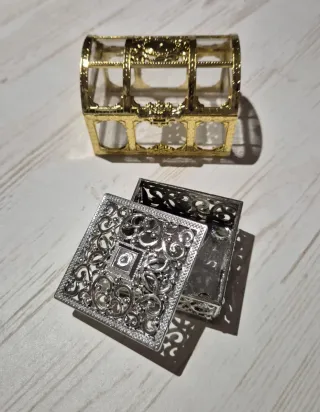 Dos cajitas decorativas dorada y plateada