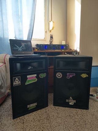 Altavoces grandes con amplificador