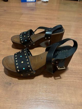 Sandalias de tacón negras y doradas