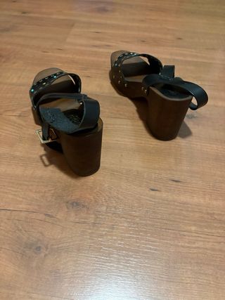 Sandalias de tacón negras y doradas