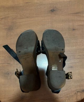 Sandalias de tacón negras y doradas