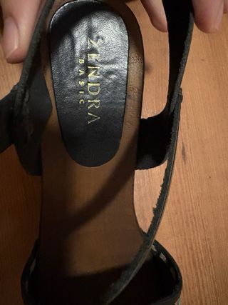 Sandalias de tacón negras y doradas