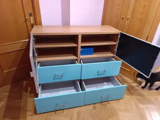 Mueble cajonera azul y madera
