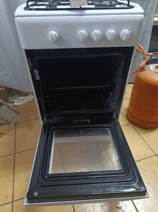 Cocina de gas con horno Indesit