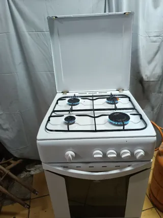 Cocina de gas con horno Indesit