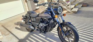 Moto custom negra   Marca UM  Cilindrada 125cc año
