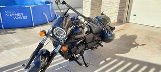 Moto custom negra   Marca UM  Cilindrada 125cc año