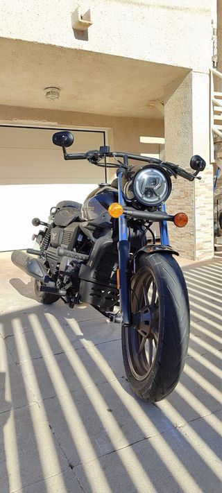 Moto custom negra   Marca UM  Cilindrada 125cc año