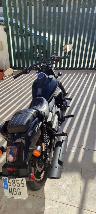 Moto custom negra   Marca UM  Cilindrada 125cc año
