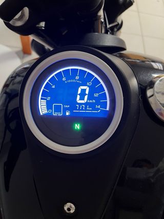 Moto custom negra   Marca UM  Cilindrada 125cc año