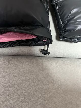 Abrigo Stussy Negro con Forro Rosa