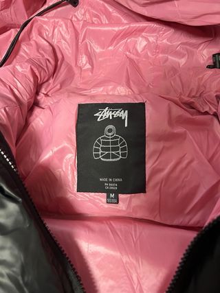 Abrigo Stussy Negro con Forro Rosa