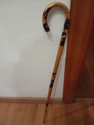 Bastón antiguo madera barnizada de 74 cm de alto.