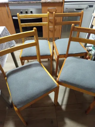 4 Sillas de Cocina Madera  50 euros por todas