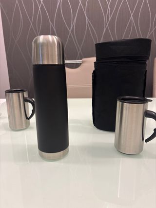 Termo con 2 Vasos Metálicos