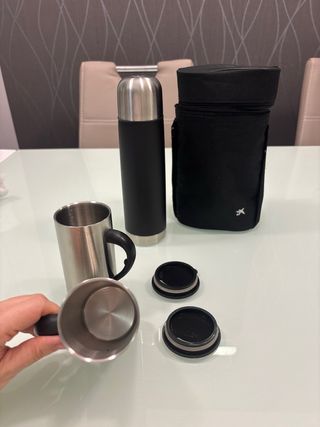 Termo con 2 Vasos Metálicos